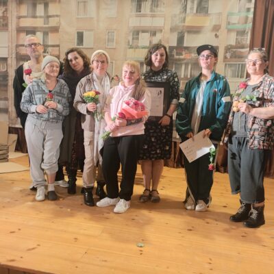 Wszyscy aktorzy na scenie po spektaklu.