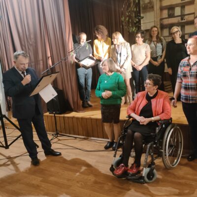 Wójt odczytuje uczestników Przeglądu Teatralnego, grupie ZWYKLI LUDZIE