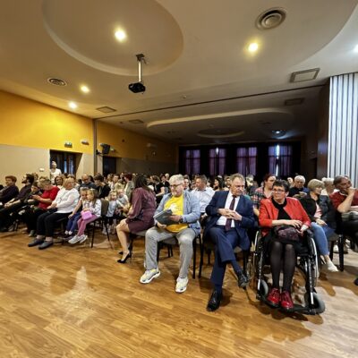 Sala zapełniona gośćmi przed spektaklem.