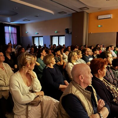 Goście oglądający spektakl