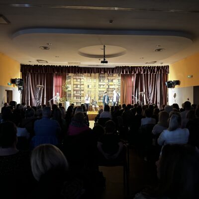 Scena ze światłami i widownią.