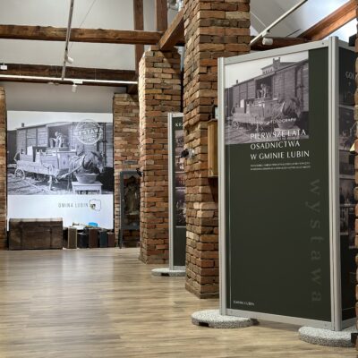 Plansza główna z napisem PIERWSZE LATA OSADNICTWA W GMINIE LUBIN