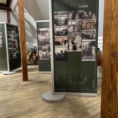 Plansza wystawowa przedstawiająca zdjęcia z Osieka