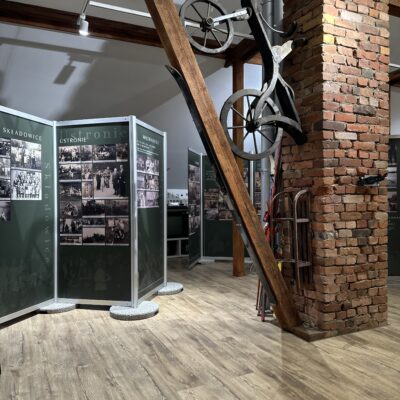 W tle jednego z drewnianych rowerów, umieszczono plansze przedstawiające Składowice, Ustronie i Miłoradzice