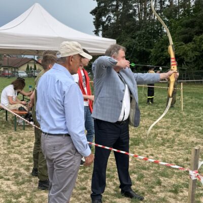 Wójt Tadeusz Kielan podczas strzelania z łuku.