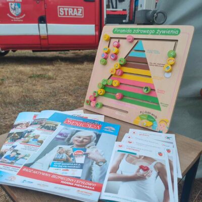 Piramida żywienia i ulotki dla seniorów.