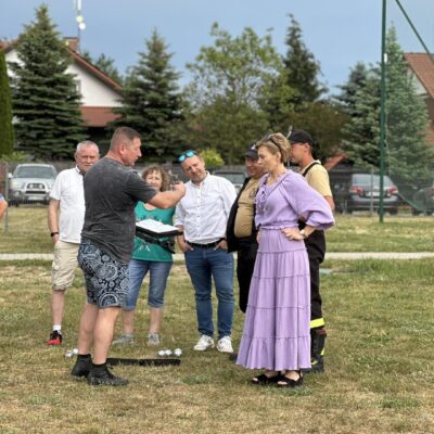 Seniorzy podczas gry w bule z trenerem.