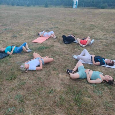 Ćwiczenia rozciągające na trawie