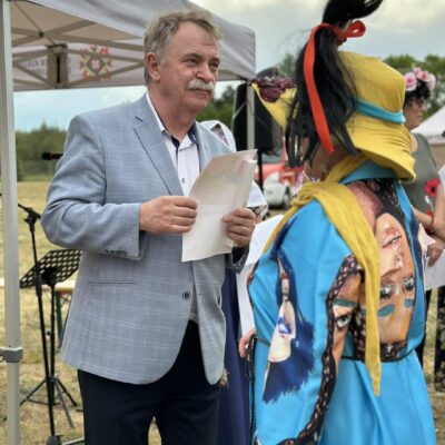 Wójt wręcza nagrodę za I miejsce w konkursie.