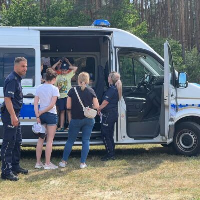 Wóz policyjny dla seniorów do oglądania.