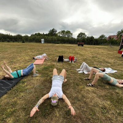 Ćwiczenia na trawie leżąc na matach