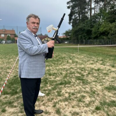 Wójt Tadeusz Kielan strzela z paintball