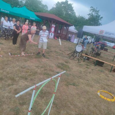 Konkurencja rzutem wałkiem do celu.