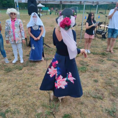 Kapelusz z wiczącą wstążką i kwiatami