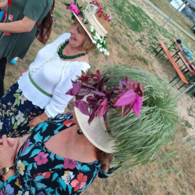 Kapelusz z trawy i roślin