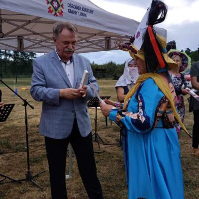 Wójt Tadeusz Kielan wręcza nagrodę Imiejsce w konkursie