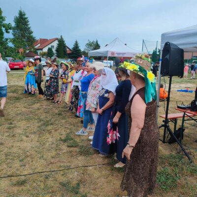 Laureatki konkursu prezentują swoje kapelusze