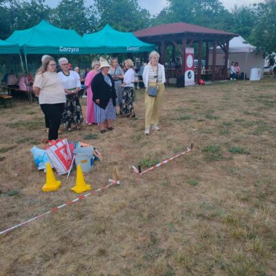 Panie czekające w kolejce do konkurencji sportowej