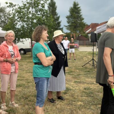 Seniorki oglądają występ Osieczanke.