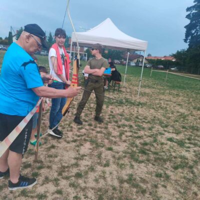 Zawodnicy przygotowują się do strzelania z łuku.
