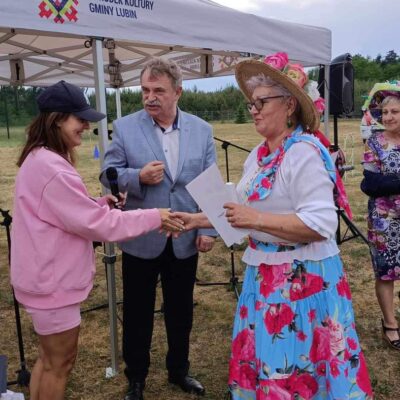 Wręczenie nagrody przez Panią Dyrektor Ośrodka Kultury Gminy Lubin