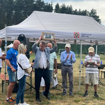 Wójt wręcza nagrodę na spartakiadzie senioralnej.