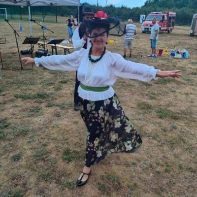 Pani w kapeluszu biedronki