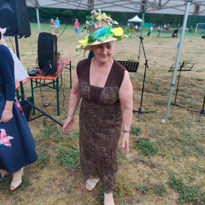 Kapelusz własnoręcznie zdobiony w kwiaty i ptaki.