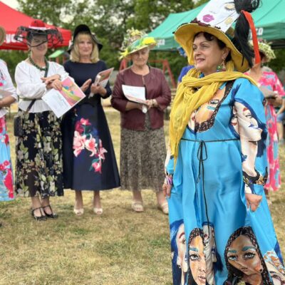 Laureatka konkursu na nakrycie głowy z kapeluszem z obrazem