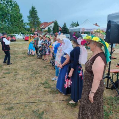 Pokaz kapeluszy przez seniorki