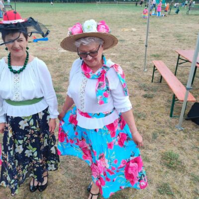 Kapelusz w różowo białe duże kwiaty