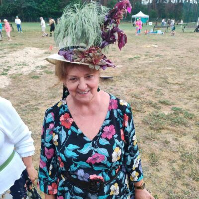 Kapelusz z trawy i żywych roślin