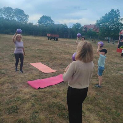 Zdrowy kręgosłup prowadzony na świerzym powietrzu z matami i piłkami.