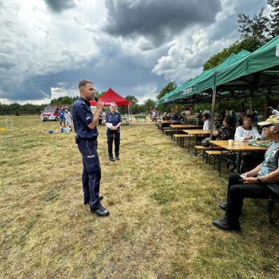 Policjant daje wyklad na temat bezpieczeństwa seniorom.