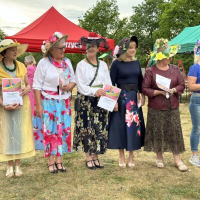 Panie biorące udział w konkursie na nakrycie głowy.