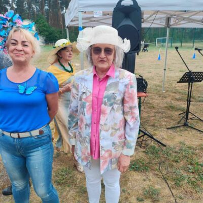 seniorki w kapeluszach
