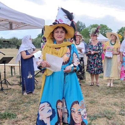 Laureatka konkursu w swoim stroju i kapeluszu I miejsce