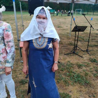 Seniorka w kapeluszu z pełnym zakryciem twarzy