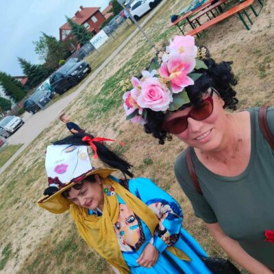 Kapelusze Seniorek na głowach