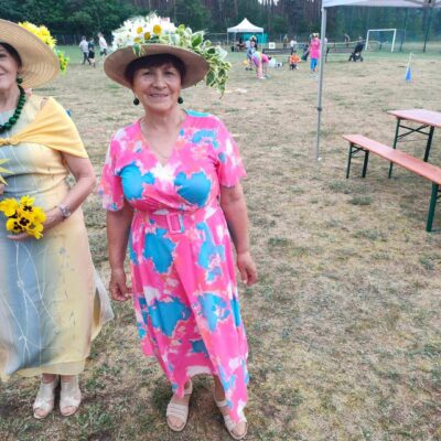 Seniorka w kapeluszu z żywych roślin