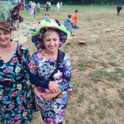 Seniorka w kapeluszu i sukience do kompletu