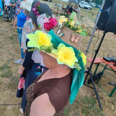 Kapelusz w kwiaty motyle i ptaki