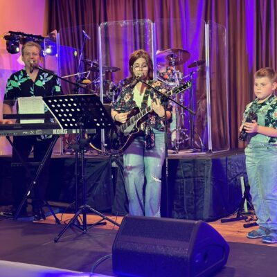 Na scenie dziewczyna gra na gitarze