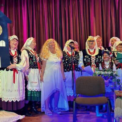 Zespół podczas występu z atrybutami na scenie