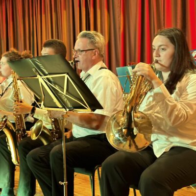 Orkiestra podczas koncertu gra na instrumentach