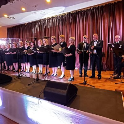 Zespół z muzykami na scenie