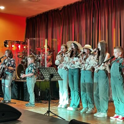 Zespół dzieci na scenie śpiewa piosenkę