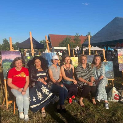 Panie z pleneru malarskiego na wspólnym zdjęciu.