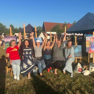 Panie z pleneru malarskiego na wspólnym zdjęciu.