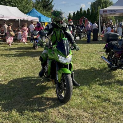 Kolejny uczestnik zlotu na swoim motorze